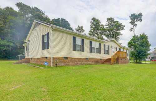 7 Mi to Beach! Sneads Ferry Family Home with Hot Tub - Foto 27