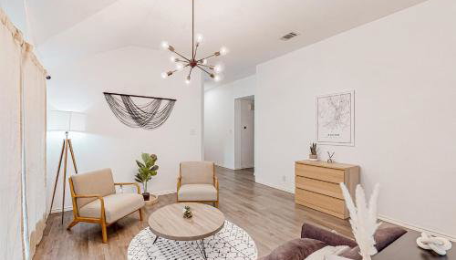 Beautiful dog-friendly home with fireplace, large yard, hammock, W/D, and AC - Foto 4