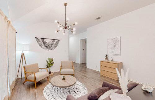 Beautiful dog-friendly home with fireplace, large yard, hammock, W/D, and AC - Foto 4