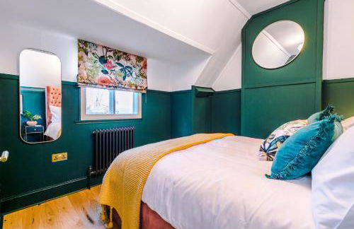 Unique 4 Bed Home in The Windsor Tapestries by Casa by Grace - Sleeps 7-9, Private Hot Tub Hire, Free Parking, Dog Friendly, Legoland, Windsor Castle - Foto 50