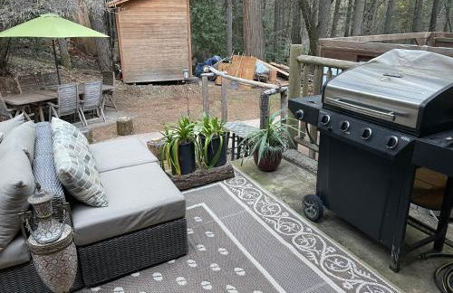 A Lovely Cabin House at Way Woods Retreat with Outdoor Hot Tub! - By Sacred Hub MGMT - Foto 2