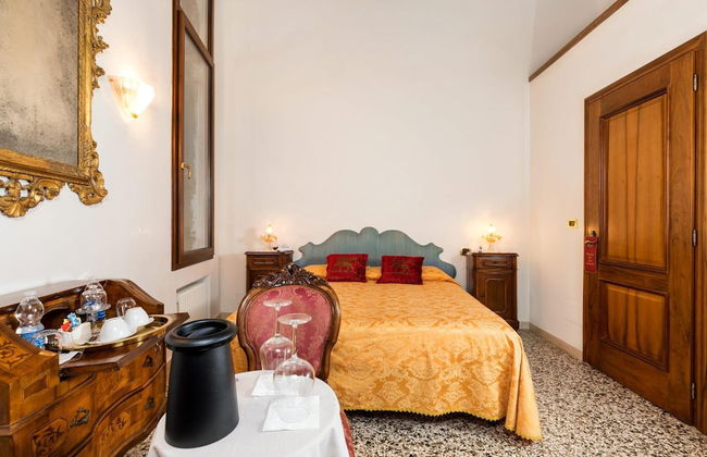 Luxury Venetian Rooms - Photo 17