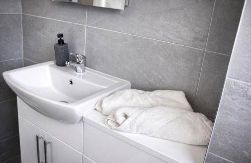 Manchester Stay Hub - 2BR with Free Parking, Near Airport & Attractions - Foto 29