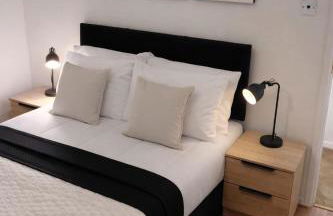 Spacious 4BR Reading House - Sleeps 8 - Free Parking - Photo 13