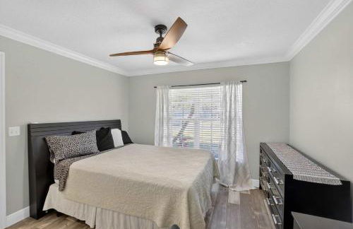 Lakefront 4-Bedroom Home with Pool - Foto 23