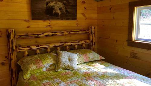 Romantic Log Cabin Accommodation with Private Jacuzzi near Huntington, West Virginia - Foto 2