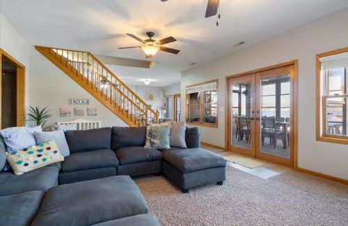 Lakefront Family Retreat w/ Views, Boat Slip - Foto 1