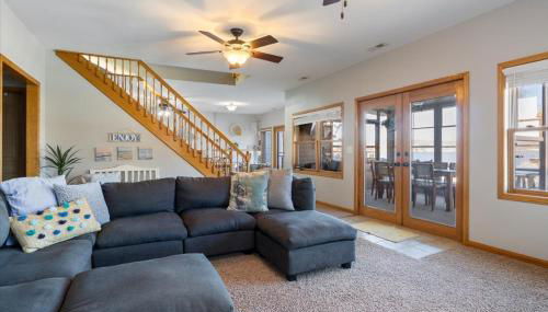 Lakefront Family Retreat w/ Views, Boat Slip - Foto 1