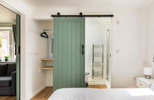 Salisbury 1BDR Apartment, Sleeps 4 - Contractor, Professionals, Family Friendly - Photo 16