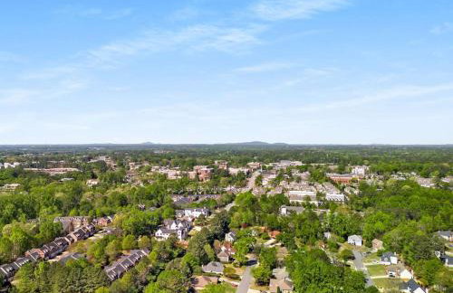 Stroll to Downtown Alpharetta AND Avalon Shops - Foto 44