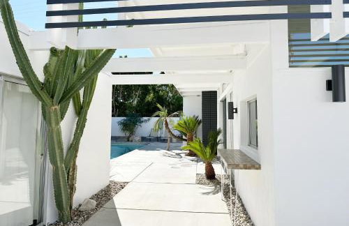 Retro Rendezvous Pool and Spa MidCentury Modern Home - Foto 13
