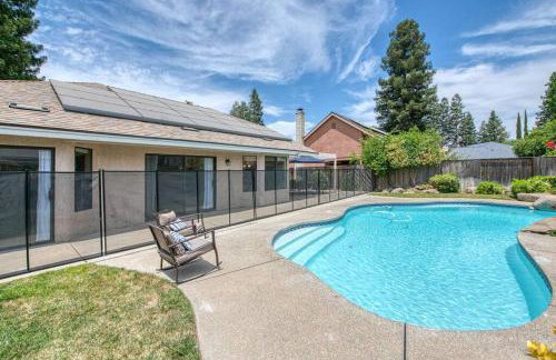 Stylish 3BR/2BA Retreat w/ Pool! Dream Getaway - Foto 13