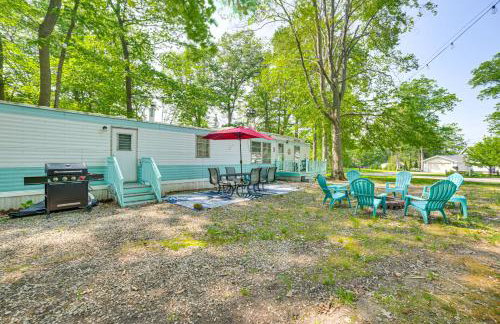 12 Mi to Skiing Manistee Lake Cottage with Fire Pit - Foto 19