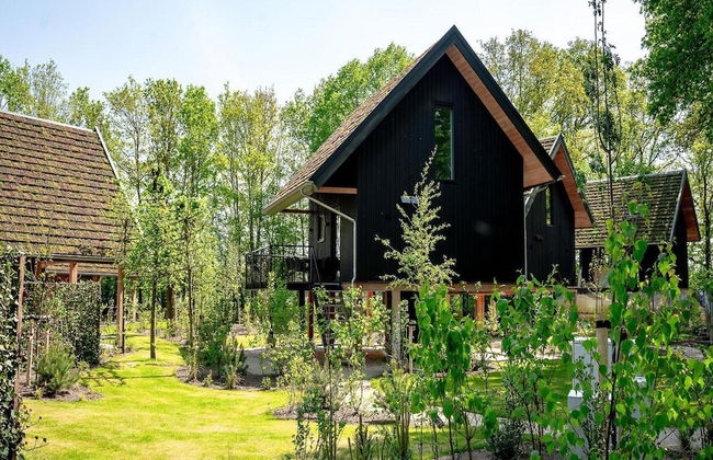 Spacious Holiday Home With Garden - Photo 18