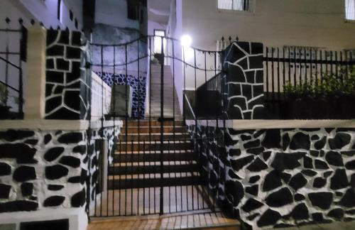 casa em rua tranquila a 200 metros do agito do Rio Vermelho e praia - Foto 1