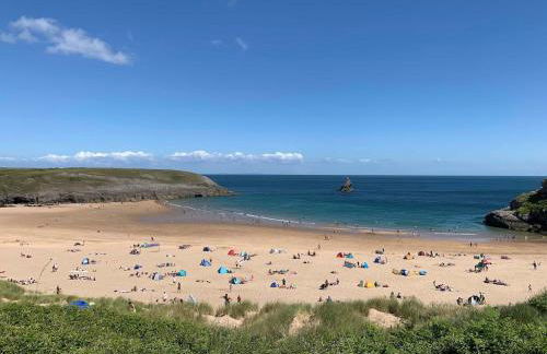 Family-friendly cottage - walk to stunning beach - Foto 21