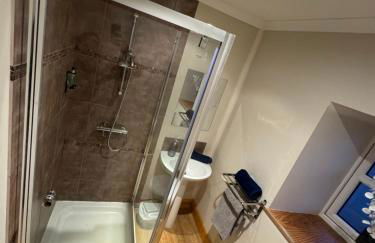 Spacious 2BR Apartment - Sleeps 4 - Parking & Pets - Coast Serviced Apartments - Enquire for Trade & Long stays - Photo 5