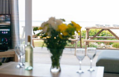 Sound of the Sea, beach front Bungalow with hot tub, in Tywyn - Foto 25