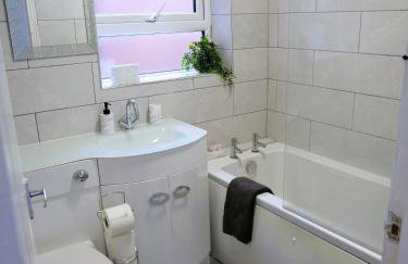 Comfortable Home From Home Bolton Central - Sleeps - 10 - Foto 27