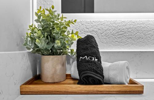 Luxe King Suite, Cozy Sectional, Gym, Pool, U of A - Photo 33