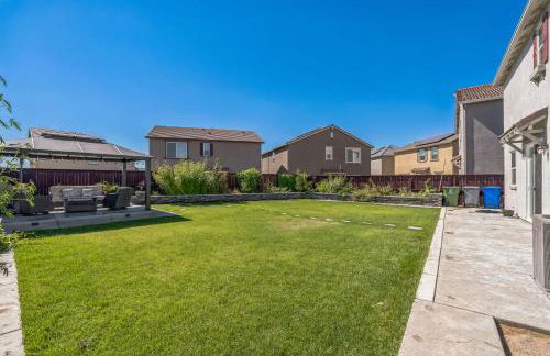 Spacious 3BR Home with Charming Backyard home - Foto 39