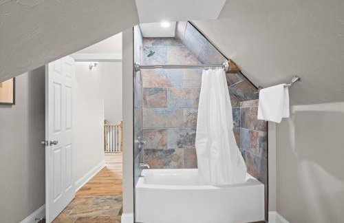 Games,BBQ, Netflix plus FREE Parking Near Bakery Square - Foto 21