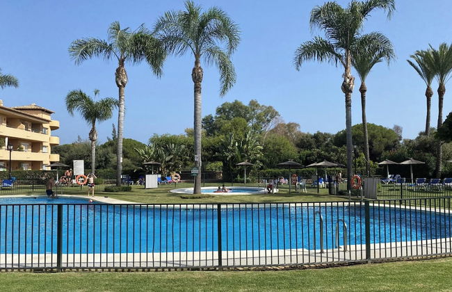 2 Bed Apartment Sleeps 4 - Pool Access - Garden - Foto 7