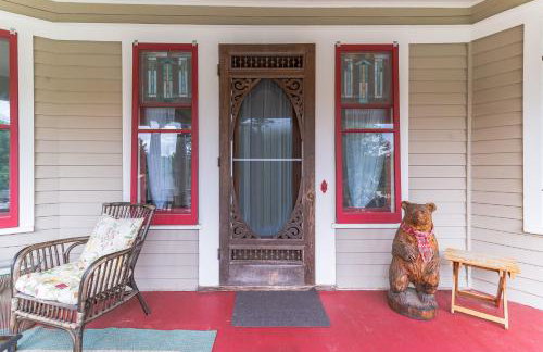 Mountain View Victorian with Convenient Location and Lots of Space tp Play farmhouse - Foto 41