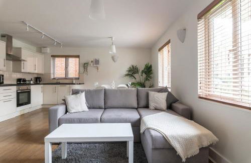 Bright 2BR Apartment - 2 Free Parking Spaces - Near LGW Airport - Foto 1