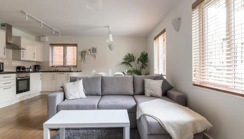 Bright 2BR Apartment - 2 Free Parking Spaces - Near LGW Airport - Foto 1, stove, heating, minibar