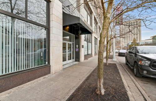 Pink playhouse sq near Progressive field & CSU - Photo 33