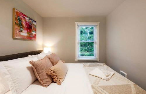 Chic 3BR 2BA Duplex w Serene View BBQ near airport - Foto 8