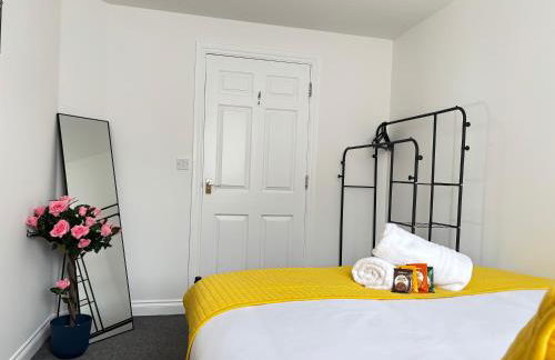 2BR 2BA Flat - King Beds - Free Parking - Near LGW Airport - Foto 12