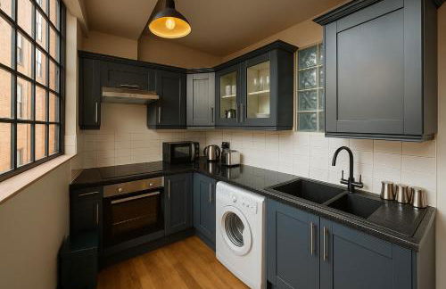 Central Apt With Balcony - Walk to Bars & Stations - Foto 9