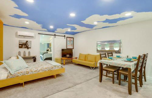 Aircraft Tours! Fly-In Hangar Apt in New Waverly - Foto 1