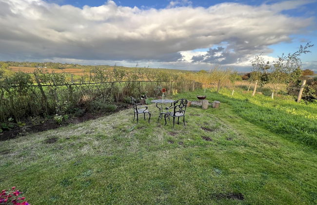 Luxury Shepherd's Hut Style Cabin With Views - Photo 21