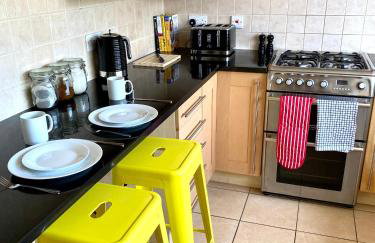 NEW! Luxury YELLOW HOUSE Bright Modern Detatched Home with PRIVATE PARKING, NETFLIX Close Luton, M1, and AIRPORT Ideal for Families, Professionals, Consultants, LONGER STAY OPTIONS - Foto 7