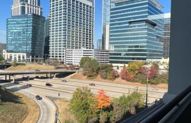 Spacious 2 Bed, 2 Bath Uptown Gem in the Heart of the City-Parking-Wi-Fi-Balcony-Walk to BOA Stadium - Foto 6