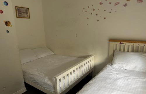 3-bedroom family home with large garden and free parking - Foto 4