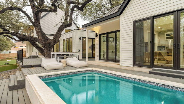 6BDR Luxe Pool Retreat • City Views Ping Pong Foosball Guest House Henley - Foto 2, Profilbild