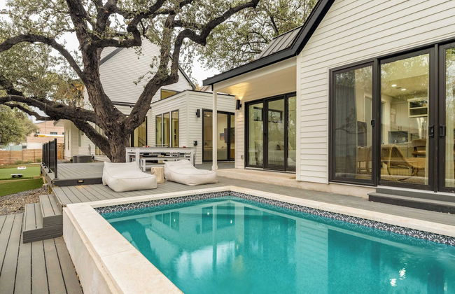 Modern Retreat w/ Pool, Guest House & Deck Lounge Henley by Avantstay - Foto 1