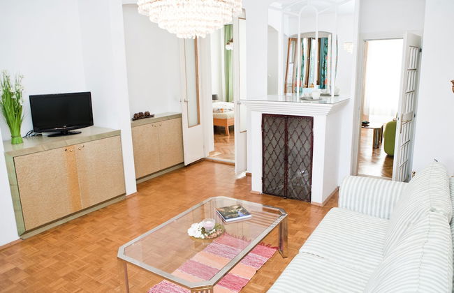 Marthas Veranda Apartment - Photo 9