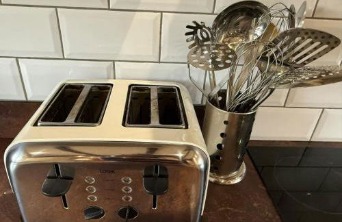 4-Bed Cottage at Famous Tuckers Grave Inn Sleeps 8 - Photo 27