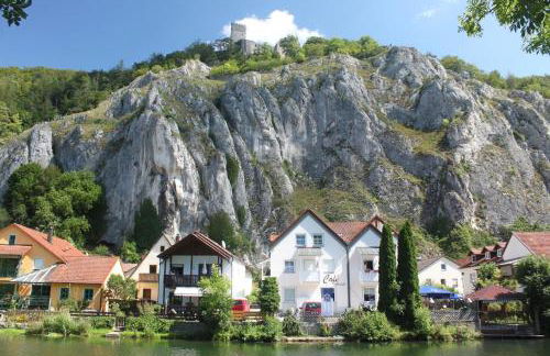 Cafe Altmühl, Ferienwohnungen Gästehaus Krimhilde direkt am Wasser - Foto 1