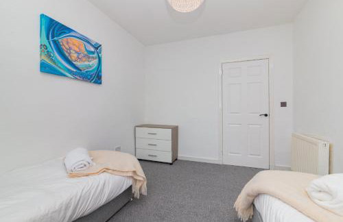 Modern And Vibrantly Designed Apartment - Foto 16