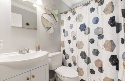 Fly In Style! Charming Townhome 6 Mins from RIC! - Foto 11