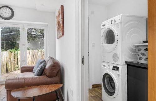 Spacious 4 Bedroom Home, Prime Location, Parking - Photo 12