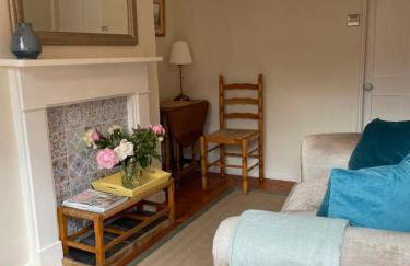 Historic Cottage in Heart of Farnham nr the Castle - Photo 3