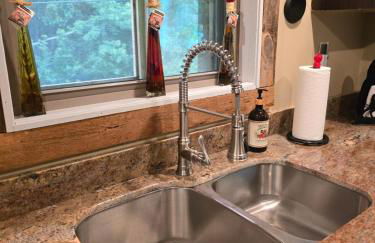 Couples Getaway Cabin with a Loft - Firepit - Creek - Foto 15