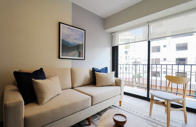 w Illustrious 1BR w Balcony in Miraflores - Photo 3